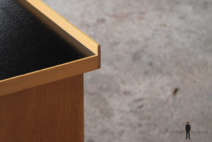 Bureau Design Bois Clair : Bureau vintage en bois clair, plateau noir ? 450 ? ? GENTLEMEN Bureau Design Bois Clair : Bureau vintage en bois clair, plateau noir ? 450 ? ? GENTLEMEN
