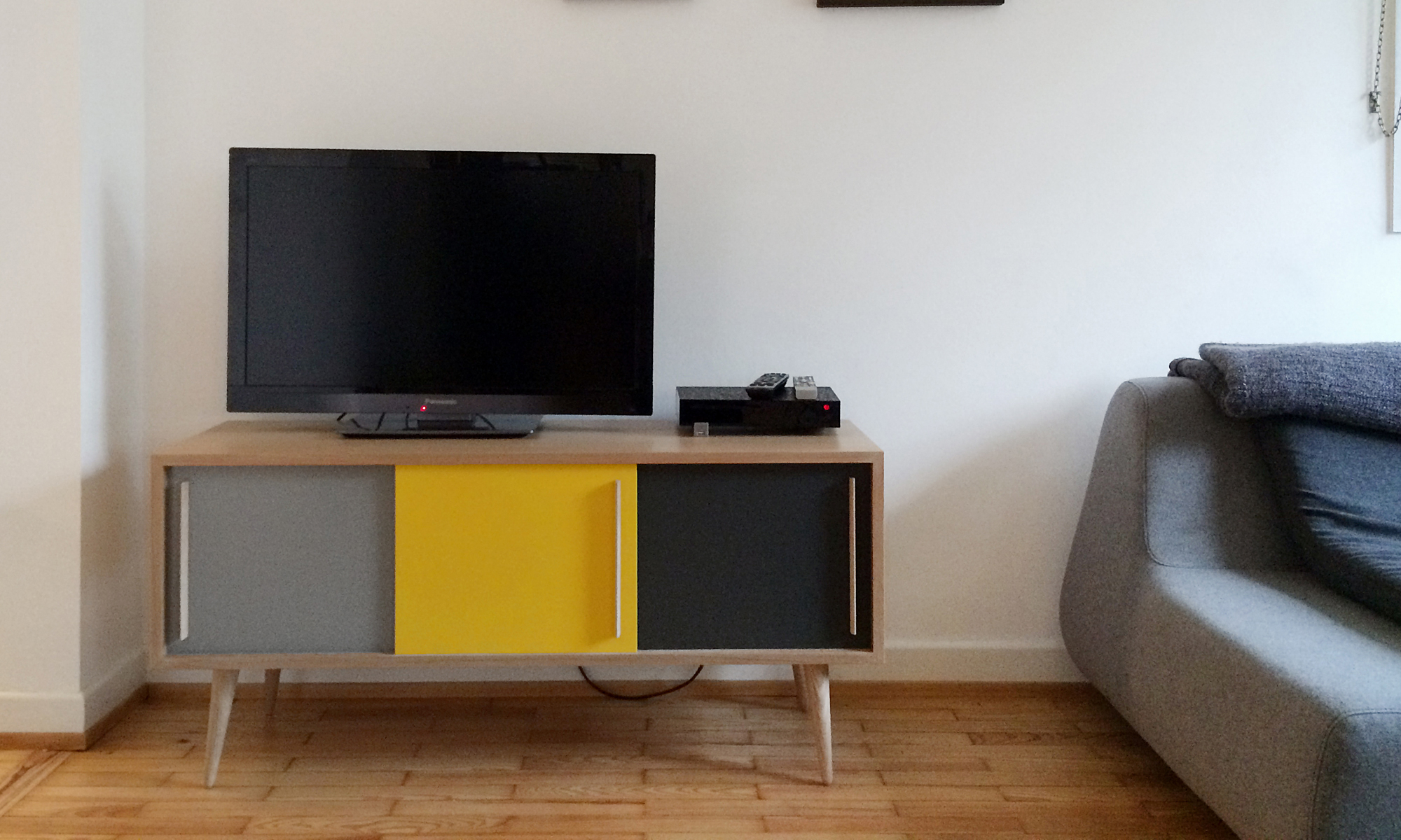 Petit et pratique, le meuble TV/Hifi style vintage