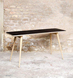 Console ou bureau avec un piétement en chêne massif et un plateau noir