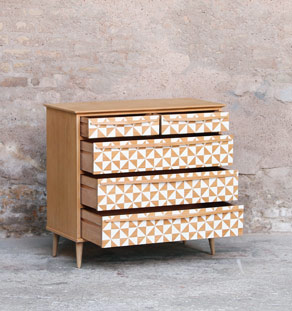 Commode vintage rénovée, graphique, blanc et bois