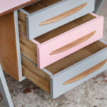 Bureau vintage enfant, rose et gris pieds compas