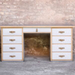 Bureau ancien en bois 9 tiroirs, gris clair, poignée cuir