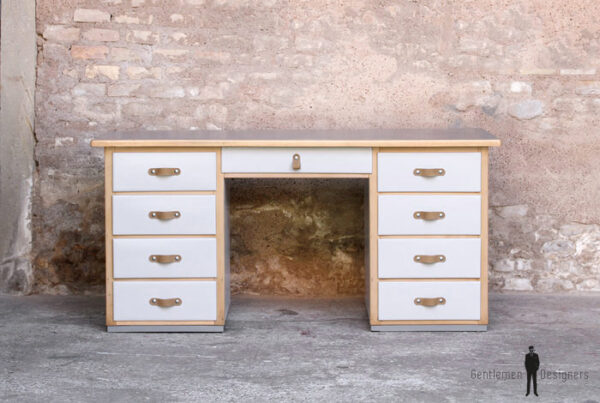 Bureau ancien en bois 9 tiroirs, gris clair, poignée cuir