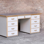 Bureau ancien en bois 9 tiroirs, gris clair, poignée cuir