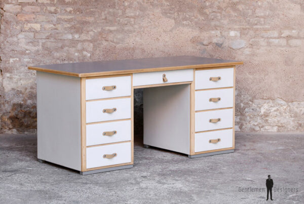 Bureau ancien en bois 9 tiroirs, gris clair, poignée cuir