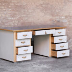 Bureau ancien en bois 9 tiroirs, gris clair, poignée cuir