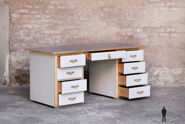 Bureau ancien en bois 9 tiroirs, gris clair, poignée cuir