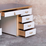 Bureau ancien en bois 9 tiroirs, gris clair, poignée cuir