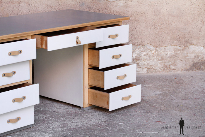 Bureau ancien en bois 9 tiroirs, gris clair, poignée cuir