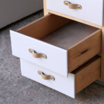 Bureau ancien en bois 9 tiroirs, gris clair, poignée cuir