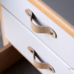 Bureau ancien en bois 9 tiroirs, gris clair, poignée cuir