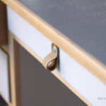 Bureau ancien en bois 9 tiroirs, gris clair, poignée cuir