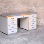 Bureau ancien en bois 9 tiroirs, gris clair, poignée cuir