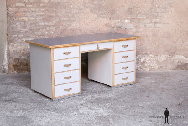 Bureau ancien en bois 9 tiroirs, gris clair, poignée cuir