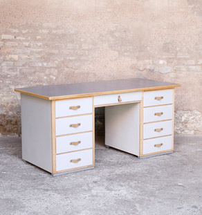 Bureau ancien en bois 9 tiroirs, gris clair, poignée cuir