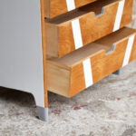 Commode vintage chêne clair, rénovée, graphique