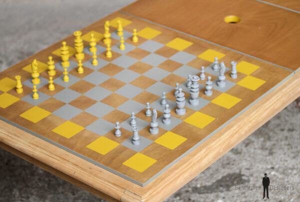 Table basse vintage détournée, jeux, échec et backgammon