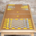 Table basse vintage détournée, jeux, échec et backgammon