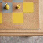 Table basse vintage détournée, jeux, échec et backgammon