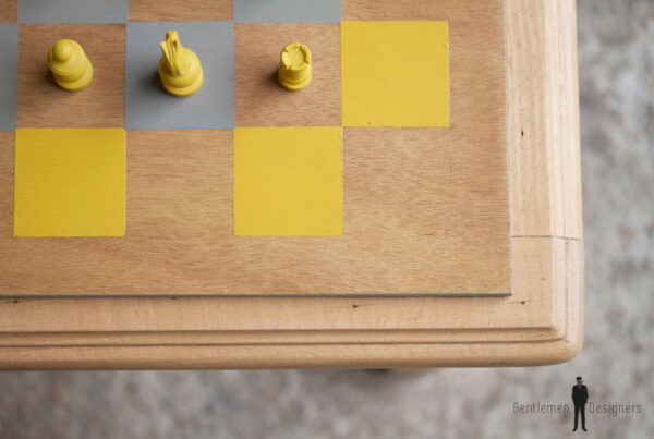 Table basse vintage détournée, jeux, échec et backgammon