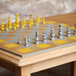 Table basse vintage détournée, jeux, échec et backgammon, échiquier politique sarkozy