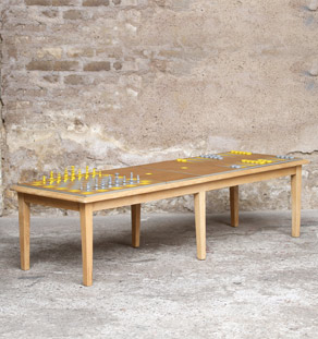 Table basse vintage détournée, jeux, échec et backgammon