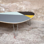 Table basse tripode graphique pieds épingle métal
