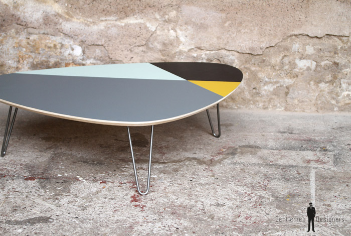 Table basse tripode graphique pieds épingle métal