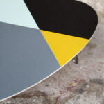 Table basse tripode graphique pieds épingle métal
