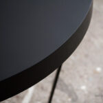 Table ronde vintage rénovée, Formica noir mat