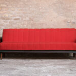Canapé vintage 3 places convertible, tissu rouge et skai noir
