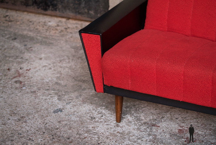 Canapé vintage 3 places convertible, tissu rouge et skai noir