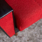 Canapé vintage 3 places convertible, tissu rouge et skai noir