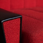 Canapé vintage 3 places convertible, tissu rouge et skai noir