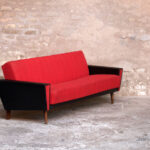 Canapé vintage 3 places convertible, tissu rouge et skai noir