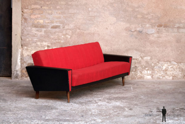 Canapé vintage 3 places convertible, tissu rouge et skai noir