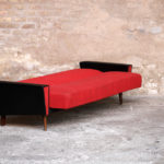 Canapé vintage 3 places convertible, tissu rouge et skai noir