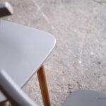 Lot de 6 chaises vintage en bois, du blanc au noir bauman compas gris