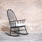 Rocking chair noir vintage bois, style Tapiovaara, galette en tissu