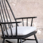 Rocking chair noir vintage bois, style Tapiovaara, galette en tissu
