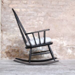 Rocking chair noir vintage bois, style Tapiovaara, galette en tissu