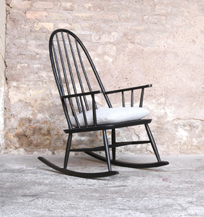 Rocking chair noir vintage bois, style Tapiovaara, galette en tissu