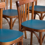 Lot de 8 chaises bistrot baumann en bois, assise bleu pétrole, relookée