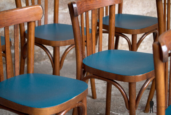 Lot de 8 chaises bistrot baumann en bois, assise bleu pétrole, relookée