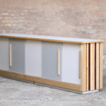 Comptoir bar bois grand ancien atypique original porte noyer hetre clair