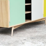 meuble vaisselier bois clair chene portes coulissantes sur mesure jaune vert blanc