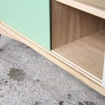 meuble vaisselier bois clair chene portes coulissantes sur mesure jaune vert blanc