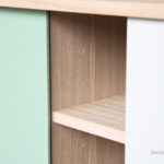 meuble vaisselier bois clair chene portes coulissantes sur mesure jaune vert blanc
