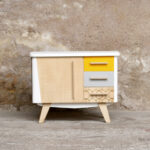 Petit meuble d'appoint vintage en bois, relooké, jaune et blanc