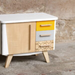 Petit meuble d'appoint vintage en bois, relooké, jaune et blanc